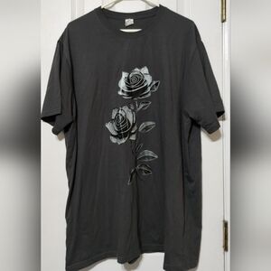 Size XXL Dark Gray Tee With Rose Graphic